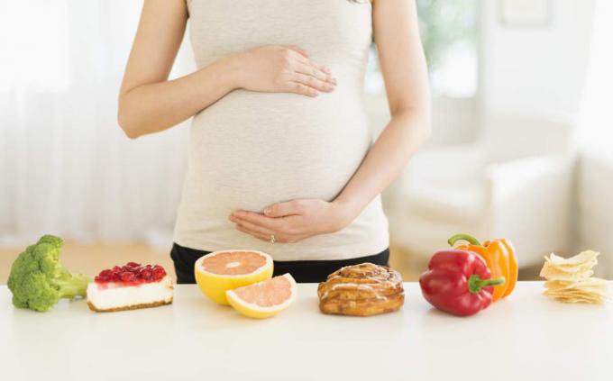 Mẹ bầu nên tham khảo với các chuyên gia dinh dưỡng để đưa ra những bữa ăn lành mạnh, đủ dinh dưỡng.